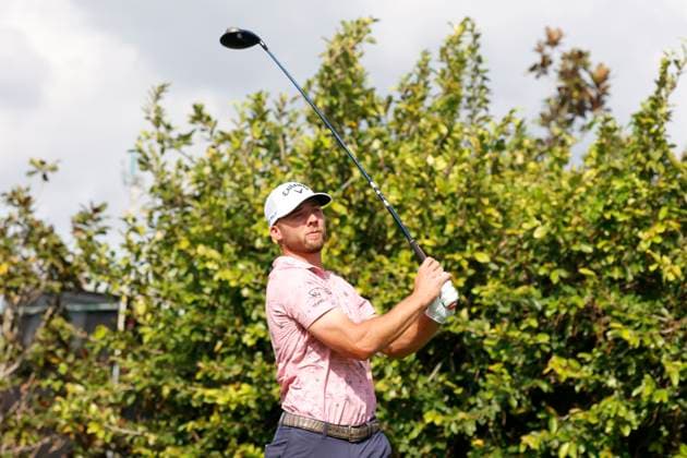 ORLANDO, FL - MARCH 08: PGA, Golf Herren golfer Sam Burns hit his tee shot on the 9th hole during the Arnold Palmer Invitational presented by MasterCard at the Arnold Palmer s Bay Hill Club & Lodge on March 8, 2024, in Orlando, Florida. (Photo by Brian Spurlock Icon Sportswire) GOLF: MAR 08 PGA Arnold Palmer Invitational presented by Mastercard EDITORIAL USE ONLY Icon24030857