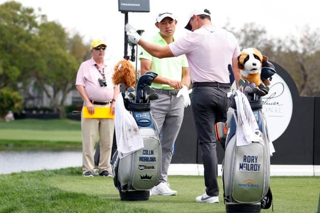 ORLANDO, FL - MARCH 08: PGA, Golf Herren golfer Rory McIlroy checks out Collin Morikawa s irons on the 14th tee during the Arnold Palmer Invitational presented by MasterCard at the Arnold Palmer s Bay Hill Club & Lodge on March 8, 2024, in Orlando, Florida. (Photo by Brian Spurlock Icon Sportswire) GOLF: MAR 08 PGA Arnold Palmer Invitational presented by Mastercard EDITORIAL USE ONLY Icon24030882