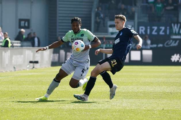 09.03.2024, xavx, Fussball 2.Bundesliga, SV Wehen Wiesbaden - Hannover 96 emspor, v.l. Bright Arrey-Mbi (Hannover 96), Julius Kade (SV Wehen Wiesbaden) (DFL DFB REGULATIONS PROHIBIT ANY USE OF PHOTOGRAPHS as IMAGE SEQUENCES and or QUASI-VIDEO) Wiesbaden