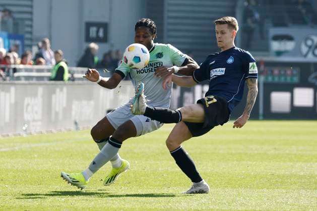 09.03.2024, xavx, Fussball 2.Bundesliga, SV Wehen Wiesbaden - Hannover 96 emspor, v.l. Bright Arrey-Mbi (Hannover 96), Julius Kade (SV Wehen Wiesbaden) (DFL DFB REGULATIONS PROHIBIT ANY USE OF PHOTOGRAPHS as IMAGE SEQUENCES and or QUASI-VIDEO) Wiesbaden