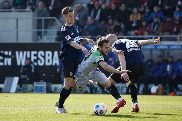 Sport Bilder des Tages 09.03.2024, xavx, Fussball 2.Bundesliga, SV Wehen Wiesbaden - Hannover 96 emspor, v.l. Julius Kade (SV Wehen Wiesbaden), Louis Schaub (Hannover 96), Aleksandar Vukotic (SV Wehen Wiesbaden) (DFL DFB REGULATIONS PROHIBIT ANY USE OF PHOTOGRAPHS as IMAGE SEQUENCES and or QUASI-VIDEO) Wiesbaden