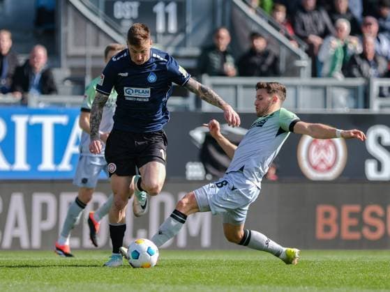 Franko Kovacevic (SV Wehen Wiesbaden, 14) im Zweikampf mit Enzo Leopold (Hannover 96, 8), GER, SV Wehen Wiesbaden vs. Hannover 96, Fussball, 2. Bundesliga, 25. Spieltag, Spielzeit 2023 2024, 09.03.2024. DFL REGULATIONS PROHIBIT ANY USE OF PHOTOGRAPHS AS IMAGE SEQUENCES AND OR QUASI-VIDEO GER, SV Wehen Wiesbaden vs. Hannover 96, Fussball, 2. Bundesliga, 25. Spieltag, Spielzeit 2023 2024, 09.03.2024. Wiesbaden