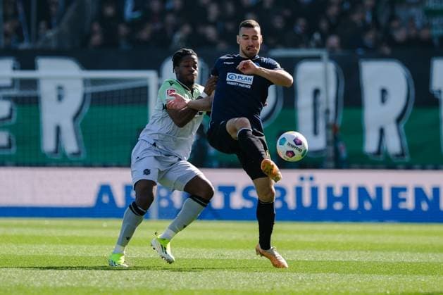 Bright Arrey-Mbi (Hannover 96, 4) im Zweikampf mit Ivan Prtajin (SV Wehen Wiesbaden, 18), GER, SV Wehen Wiesbaden vs. Hannover 96, Fussball, 2. Bundesliga, 25. Spieltag, Spielzeit 2023 2024, 09.03.2024. DFL REGULATIONS PROHIBIT ANY USE OF PHOTOGRAPHS AS IMAGE SEQUENCES AND OR QUASI-VIDEO GER, SV Wehen Wiesbaden vs. Hannover 96, Fussball, 2. Bundesliga, 25. Spieltag, Spielzeit 2023 2024, 09.03.2024. Wiesbaden