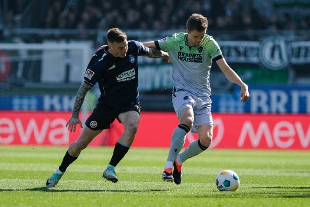 Franko Kovacevic (SV Wehen Wiesbaden, 14) im Zweikampf mit Fabian Kunze (Hannover 96, 6), GER, SV Wehen Wiesbaden vs. Hannover 96, Fussball, 2. Bundesliga, 25. Spieltag, Spielzeit 2023 2024, 09.03.2024. DFL REGULATIONS PROHIBIT ANY USE OF PHOTOGRAPHS AS IMAGE SEQUENCES AND OR QUASI-VIDEO GER, SV Wehen Wiesbaden vs. Hannover 96, Fussball, 2. Bundesliga, 25. Spieltag, Spielzeit 2023 2024, 09.03.2024. Wiesbaden
