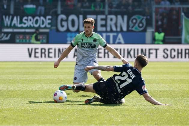 09.03.2024, xavx, Fussball 2.Bundesliga, SV Wehen Wiesbaden - Hannover 96 emspor, v.l. Enzo Leopold (Hannover 96), Julius Kade (SV Wehen Wiesbaden) (DFL DFB REGULATIONS PROHIBIT ANY USE OF PHOTOGRAPHS as IMAGE SEQUENCES and or QUASI-VIDEO) Wiesbaden