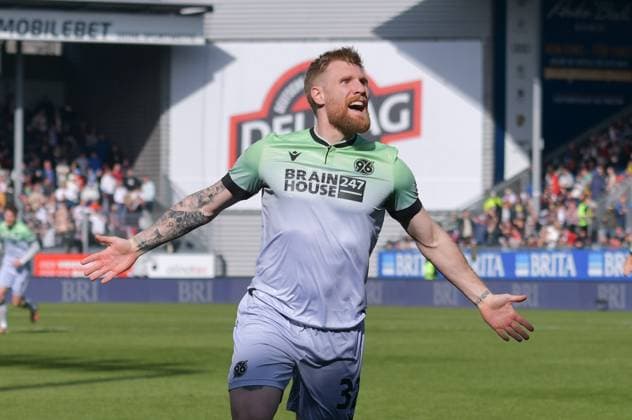 Sport Bilder des Tages 09.03.2024, xblx, Fussball 2.Bundesliga, SV Wehen Wiesbaden - Hannover 96 emspor, v.l. Andreas Voglsammer (Hannover 96), Goal scored, Tor zum 1:1, celebrate the goal, Torjubel , Jubel, jubeln, jubelt, (DFL DFB REGULATIONS PROHIBIT ANY USE OF PHOTOGRAPHS as IMAGE SEQUENCES and or QUASI-VIDEO) Wiesbaden