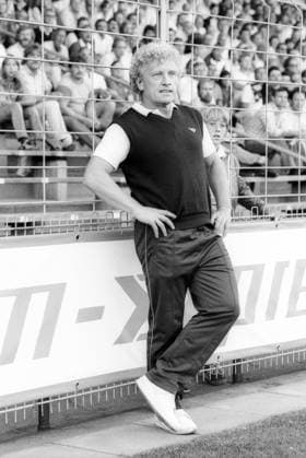 Karl-Heinz Feldkamp (Fußballtrainer) 08 83 ru Karl-Heinz Feldkamp während des Fußballspieles DSC Arminia Bielefeld gegen Eintracht Frankfurt am 31. August 1983 auf der Alm in Bielefeld Deutschland deutsch deutscher Mann Fußball Sportler Fußballspieler Trainer Bundesliga Liga german soccer coach hoch ganz stehend freistellbar an der Bande lehnend Zuschauer Fans Fußballfans sw *** Karl Heinz Feldkamp soccer coach 08 83 ru Karl Heinz Feldkamp during the soccer match DSC Arminia Bielefeld against Eintracht Frankfurt on August 31, 1983 at the Alm in Bielefeld Germany german german man soccer sport athlete soccer player coach Bundesliga league german soccer coach standing upright free standing leaning against the railing spectators fans soccer fans sw