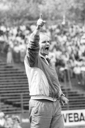 Horst Franz (Fußballtrainer) 05 88 hör Horst Franz während des Fußballspieles FC Schalke 04 gegen Eintracht Frankfurt im Mai 1988 im Parkstadion Gelsenkirchen Deutschland deutsch deutscher Mann Fußball Trainer Bundesliga Liga german soccer coach hoch halb stehend rufend brüllend schreiend gestikulierend zeigend sw *** Horst Franz soccer coach 05 88 listen Horst Franz during the soccer match FC Schalke 04 against Eintracht Frankfurt in May 1988 at Parkstadion Gelsenkirchen Germany german german man soccer sport coach Bundesliga league german soccer coach high half standing shouting yelling gesticulating pointing sw
