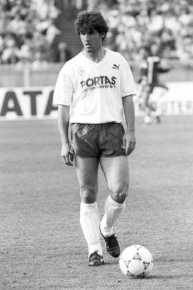 Karl-Heinz Riedle (Fußballspieler) 05 90 hör Karl-Heinz Riedle während des DFB-Pokalfinalspieles Werder Bremen gegen 1. FC Kaiserslautern am 19. Mai 1990 im Olympiastadion in Berlin Deutschland deutsch deutscher Mann Fußball Fußballer Stürmer german football soccer player hoch ganz stehend gehend freistellbar Trikotwerbung Sponsor Portas sw *** Karl Heinz Riedle soccer player 05 90 hör Karl Heinz Riedle during the DFB cup final match Werder Bremen against 1 FC Kaiserslautern on 19 May 1990 at the Olympiastadion in Berlin Germany german german man football soccer player striker german football soccer player high quite standing walking detachable shirt advertising sponsor Portas sw
