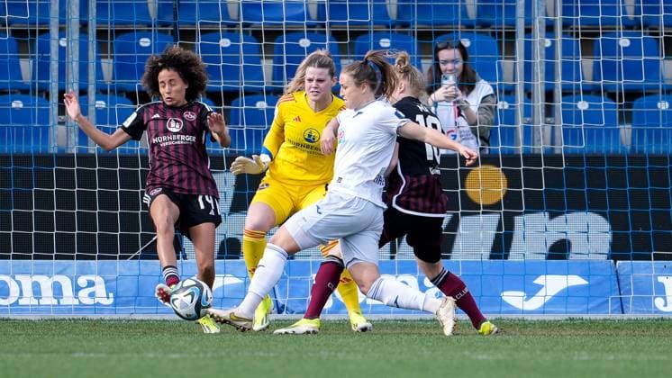 v.li.: Amira Arfaoui (FCN, 74), Lea Paulick (Torwart, Torhüterin, FCN, 1), Michaela Specht (TSG, 6), Franziska Mai (FCN, 18), Zweikampf, Spielszene, Duell, duel, tackle, tackling, Dynamik, Action, Aktion, im Strafraum, Strafraumszene, 09.03.2024, Sinsheim (Hoffenheim) (Deutschland), Fussball, Google Pixel Frauen-Bundesliga, TSG 1899 Hoffenheim - 1. FC Nürnberg, DFB DFL REGULATIONS PROHIBIT ANY USE OF PHOTOGRAPHS AS IMAGE SEQUENCES AND OR QUASI-VIDEO.