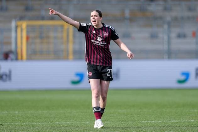 Lara Schmidt (FCN, 27), gibt Anweisungen, gestikuliert, mit den Armen gestikulieren, Freisteller, Ganzkörper, Einzelbild, Einzelfoto, Aktion, Action, 09.03.2024, Sinsheim (Hoffenheim) (Deutschland), Fussball, Google Pixel Frauen-Bundesliga, TSG 1899 Hoffenheim - 1. FC Nürnberg, DFB DFL REGULATIONS PROHIBIT ANY USE OF PHOTOGRAPHS AS IMAGE SEQUENCES AND OR QUASI-VIDEO.