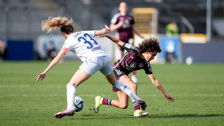 v.li.: Fabienne Dongus (TSG, 33), Amira Arfaoui (FCN, 74), Zweikampf, Spielszene, Duell, duel, tackle, tackling, Dynamik, Action, Aktion, 09.03.2024, Sinsheim (Hoffenheim) (Deutschland), Fussball, Google Pixel Frauen-Bundesliga, TSG 1899 Hoffenheim - 1. FC Nürnberg, DFB DFL REGULATIONS PROHIBIT ANY USE OF PHOTOGRAPHS AS IMAGE SEQUENCES AND OR QUASI-VIDEO.