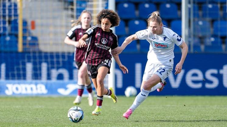 v.li.: Amira Arfaoui (FCN, 74), Sarai Linder (TSG, 22), Zweikampf, Spielszene, Duell, duel, tackle, tackling, Dynamik, Action, Aktion, 09.03.2024, Sinsheim (Hoffenheim) (Deutschland), Fussball, Google Pixel Frauen-Bundesliga, TSG 1899 Hoffenheim - 1. FC Nürnberg, DFB DFL REGULATIONS PROHIBIT ANY USE OF PHOTOGRAPHS AS IMAGE SEQUENCES AND OR QUASI-VIDEO.