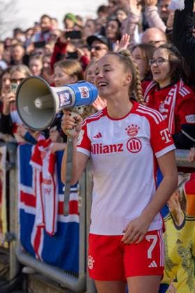 Sport Bilder des Tages Giulia Gwinn (FC Bayern Muenchen, 7) am Megaphon mit den Fans nach dem Sieg, GER, Eintracht Frankfurt vs FC Bayern Muenchen, Fussball Google Pixel Frauen Bundesliga, 15. Spieltag, Saison 2023 2024, 09.03.2024 DFL DFB regulations prohibit any use of photographs as image sequences and or quasi-video GER, Eintracht Frankfurt vs FC Bayern Muenchen, Fussball Google Pixel Frauen Bundesliga, 15. Spieltag, Saison 2023 2024, 09.03.2024, Frankfurt Copyright: xEibner-Pressefoto StefanxMayerx EP_SMR