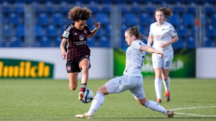 v.li.: Amira Arfaoui (FCN, 74), Michaela Specht (TSG, 6), Zweikampf, Spielszene, Duell, duel, tackle, tackling, Dynamik, Action, Aktion, 09.03.2024, Sinsheim (Hoffenheim) (Deutschland), Fussball, Google Pixel Frauen-Bundesliga, TSG 1899 Hoffenheim - 1. FC Nürnberg, DFB DFL REGULATIONS PROHIBIT ANY USE OF PHOTOGRAPHS AS IMAGE SEQUENCES AND OR QUASI-VIDEO.