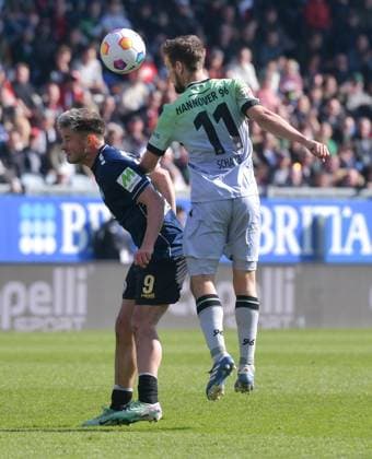 09.03.2024, xblx, Fussball 2.Bundesliga, SV Wehen Wiesbaden - Hannover 96 emspor, v.l. Thijmen Goppel (SV Wehen Wiesbaden), Louis Schaub (Hannover 96) zautz (DFL DFB REGULATIONS PROHIBIT ANY USE OF PHOTOGRAPHS as IMAGE SEQUENCES and or QUASI-VIDEO) Wiesbaden