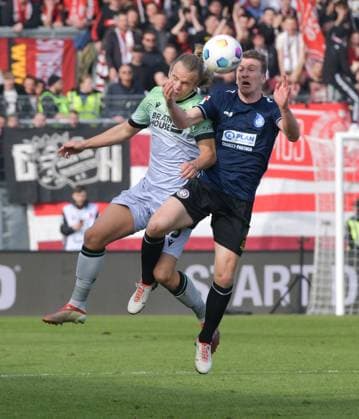 09.03.2024, xblx, Fussball 2.Bundesliga, SV Wehen Wiesbaden - Hannover 96 emspor, v.l. Lars Timo Gindorf (Hannover 96), Emanuel Taffertshofer (SV Wehen Wiesbaden) (DFL DFB REGULATIONS PROHIBIT ANY USE OF PHOTOGRAPHS as IMAGE SEQUENCES and or QUASI-VIDEO) Wiesbaden