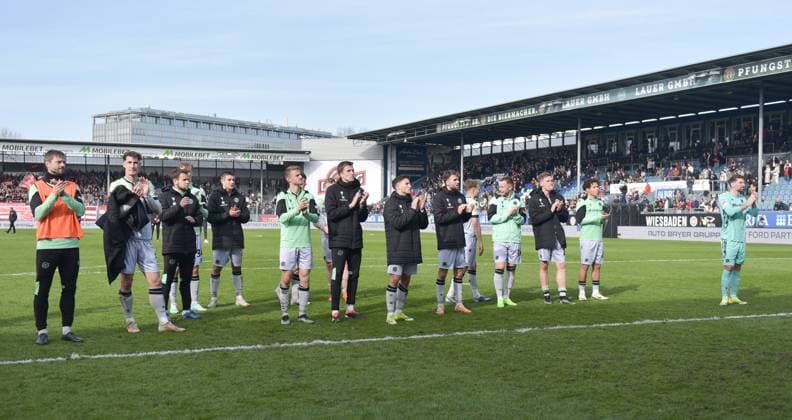 09.03.2024, xblx, Fussball 2.Bundesliga, SV Wehen Wiesbaden - Hannover 96 emspor, v.l. Hannover bedankt bedanken sich bei den Fans (DFL DFB REGULATIONS PROHIBIT ANY USE OF PHOTOGRAPHS as IMAGE SEQUENCES and or QUASI-VIDEO) Wiesbaden