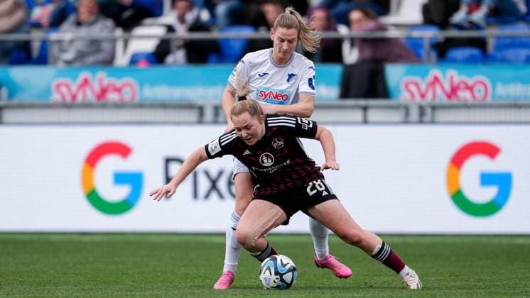 v.li.: Sarai Linder (TSG, 22), Madeleine Steck (FCN, 28), Zweikampf, Spielszene, Duell, duel, tackle, tackling, Dynamik, Action, Aktion, 09.03.2024, Sinsheim (Hoffenheim) (Deutschland), Fussball, Google Pixel Frauen-Bundesliga, TSG 1899 Hoffenheim - 1. FC Nürnberg, DFB DFL REGULATIONS PROHIBIT ANY USE OF PHOTOGRAPHS AS IMAGE SEQUENCES AND OR QUASI-VIDEO.