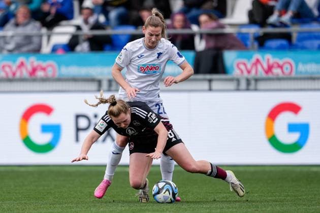 v.li.: Sarai Linder (TSG, 22), Madeleine Steck (FCN, 28), Zweikampf, Spielszene, Duell, duel, tackle, tackling, Dynamik, Action, Aktion, 09.03.2024, Sinsheim (Hoffenheim) (Deutschland), Fussball, Google Pixel Frauen-Bundesliga, TSG 1899 Hoffenheim - 1. FC Nürnberg, DFB DFL REGULATIONS PROHIBIT ANY USE OF PHOTOGRAPHS AS IMAGE SEQUENCES AND OR QUASI-VIDEO.