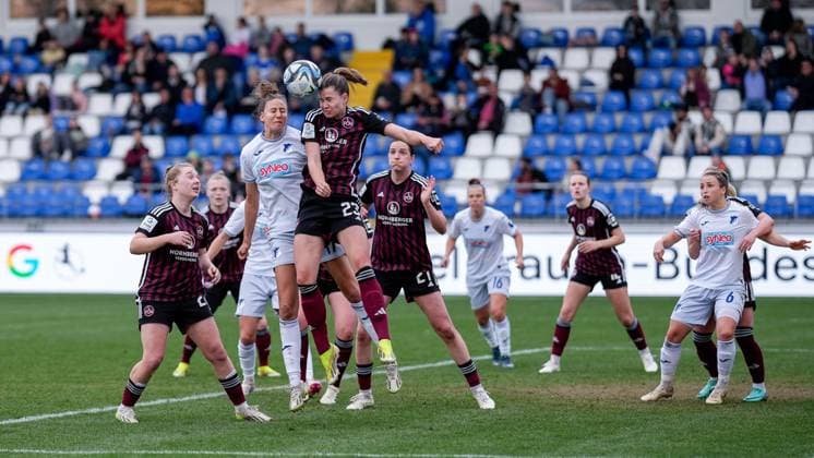 v.li.: Franziska Harsch (TSG, 17), Nele Bauereisen (FCN, 23), Kopfball, Kopfballduell, Spielszene, Zweikampf in der Luft, Aktion, Action, im Strafraum, Strafraumszene, 09.03.2024, Sinsheim (Hoffenheim) (Deutschland), Fussball, Google Pixel Frauen-Bundesliga, TSG 1899 Hoffenheim - 1. FC Nürnberg, DFB DFL REGULATIONS PROHIBIT ANY USE OF PHOTOGRAPHS AS IMAGE SEQUENCES AND OR QUASI-VIDEO.