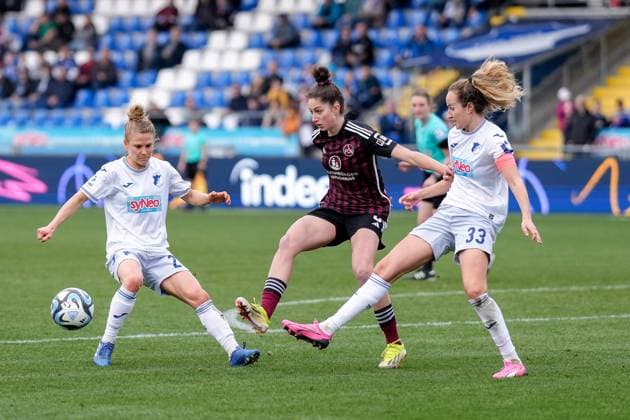 v.li.: Leonie Maier (TSG, 20), Emma Kusch (FCN, 9), Fabienne Dongus (TSG, 33), Zweikampf, Spielszene, Duell, duel, tackle, tackling, Dynamik, Action, Aktion, 09.03.2024, Sinsheim (Hoffenheim) (Deutschland), Fussball, Google Pixel Frauen-Bundesliga, TSG 1899 Hoffenheim - 1. FC Nürnberg, DFB DFL REGULATIONS PROHIBIT ANY USE OF PHOTOGRAPHS AS IMAGE SEQUENCES AND OR QUASI-VIDEO.