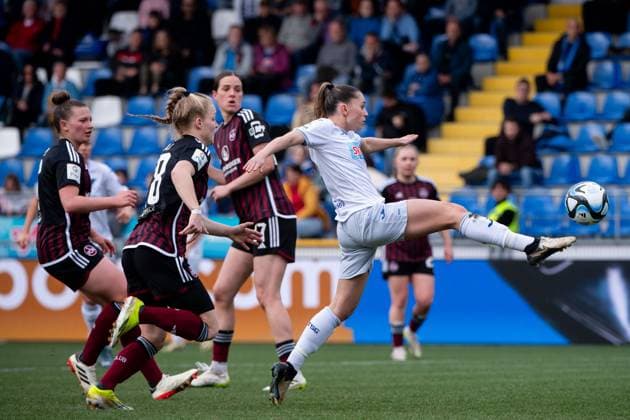 Jill Janssens (TSG Hoffenheim, 09) im Zweikampf mit Franziska Mai (FC Nuernberg, 18), GER, TSG 1899 Hoffenheim vs 1. FC Nuernberg, Fussball Google Pixel Frauen Bundesliga, 15. Spieltag, Saison 2023 2024, 09.03.2024 DFB regulations prohibit any use of photographs as image sequences and or quasi-video GER, TSG 1899 Hoffenheim vs 1. FC Nuernberg, Fussball Google Pixel Frauen Bundesliga, 15. Spieltag, Saison 2023 2024, 09.03.2024 Hoffenheim Copyright: xEibner-Pressefoto Memmlerx EP_MMR
