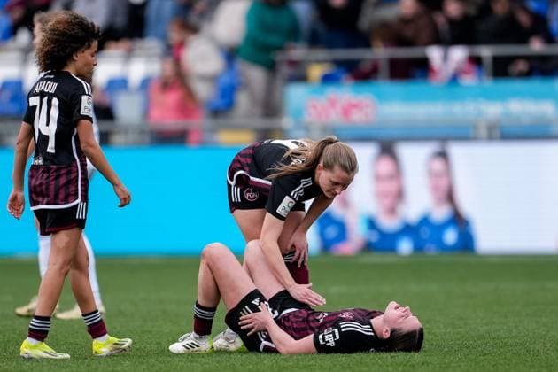 v.li.: Amira Arfaoui (FCN, 74), Luisa Guttenberger (FCN, 4), Lara Schmidt (FCN, 27), Spielerinnen vom 1. FC Nürnberg, enttäuscht über die Niederlage, Enttäuschung nach dem Schlusspfiff, Highlight, Verlierer, verloren, Frustration, disappointed, pessimistisch, 09.03.2024, Sinsheim (Hoffenheim) (Deutschland), Fussball, Google Pixel Frauen-Bundesliga, TSG 1899 Hoffenheim - 1. FC Nürnberg, DFB DFL REGULATIONS PROHIBIT ANY USE OF PHOTOGRAPHS AS IMAGE SEQUENCES AND OR QUASI-VIDEO.