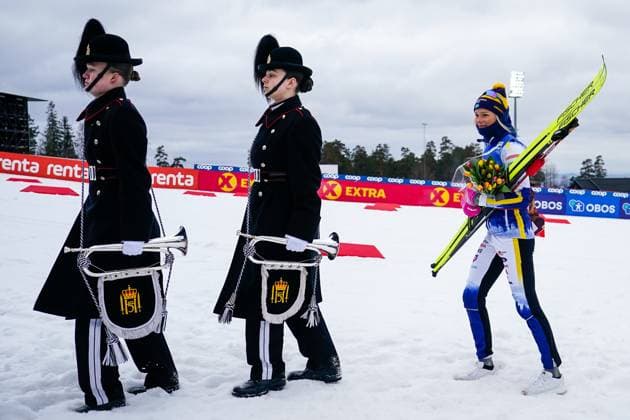 Sport Themen der Woche KW10 Sport Bilder des Tages Verdenscup i Holmenkollen 2024 Oslo 20240309. Frida Karlsson fra Sverige marsjerer ut bak garden etter a ha vunnet 50 km fellesstart klassisk kvinner i Holmenkollen. Foto: Beate Oma Dahle NTB Oslo Norge EDITORIAL USE ONLY. RESTRICTED USE FOR BETTING COMPANIES Ref:_SPOaf-ZMU8lHk4.jpg  Copyright: xBeatexOmaxDahlex xNTBx