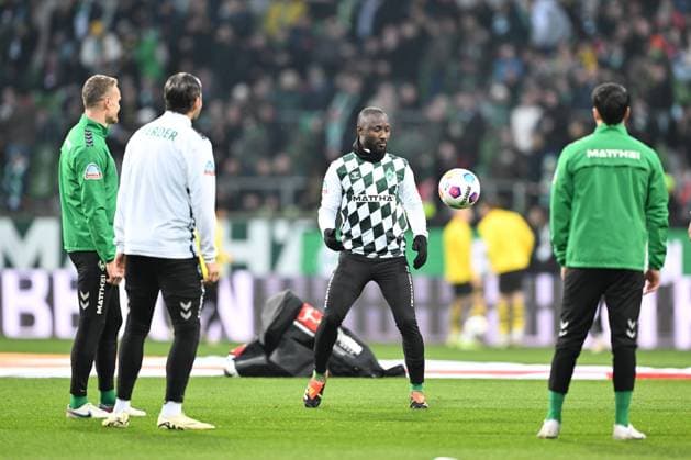 GER, 1. FBL, SV Werder Bremen vs Borussia Dortmund 09.03.2024, wohninvest Weserstadion, Bremen, GER, 1. FBL, SV Werder Bremen vs Borussia Dortmund im Bild picture shows Aufwaermtraining Dehnuebung Springuebung Naby Keita (Werder Bremen 18)