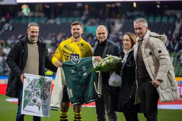 Sport Themen der Woche KW10 Sport Bilder des Tages Ein Jahr nach seinem Transfer zum BVB wurde Niclas Fuellkrug (Borussia Dortmund 09, 14) fuer seine Zeit beim SV Werder Bremen geeehrt und verabschiedet, Dabei Klaus Filbry (SV Werder Bremen, Vorsitzender der Geschaeftsfuehrung), 3. von rechts und Frank Baumann (SV Werder Bremen, Geschaeftsfuehrer Fussball), rechts, sowie weitere Verantwortliche des SV Werder Bremen. Fussball: 1. Bundesliga, Saison 2023 2024, 25. Spieltag, SV Werder Bremen - Borussia Dortmund am 10.03.2024 im wohninvest Weserstadion in Bremen. Wichtiger Hinweis: Gemaess den Vorgaben der DFL Deutsche Fussball Liga bzw. des DFB Deutscher Fussball-Bund ist es untersagt, in dem Stadion und oder vom Spiel angefertigte Fotoaufnahmen in Form von Sequenzbildern und oder videoaehnlichen Fotostrecken zu verwerten bzw. verwerten zu lassen. Foto: Kirchner-Media TH *** One year after his transfer to BVB, Niclas Fuellkrug Borussia Dortmund 09, 14 was honored and bid farewell for his time at SV Werder Bremen, with Klaus Filbry SV Werder Bremen, Chairman of the Management Board , 3 from right and Frank Baumann SV Werder Bremen, Managing Director Football , right, as well as other responsible persons of SV Werder Bremen Football 1 Bundesliga, season 2023 2024, 25 Matchday, SV Werder Bremen Borussia Dortmund on 10 03 2024 at the wohninvest Weserstadion in Bremen Important note According to the regulations of the DFL German Football League and the DFB German Football Association, it is prohibited to use or have used photographs taken in the stadium and or of the match in the form of sequential images and or video-like photo series Foto Kirchner Media TH Copyright: xKirchner-Media THx