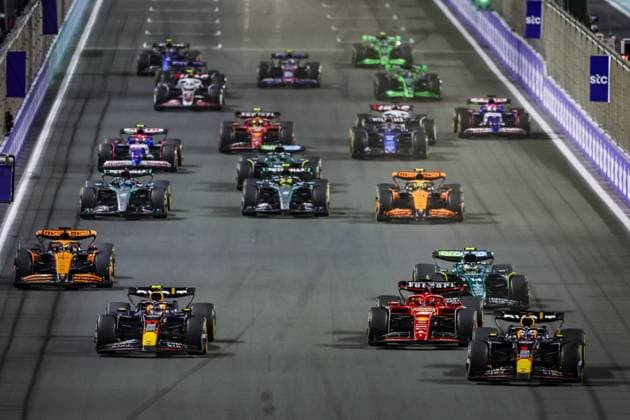 01 VERSTAPPEN Max (nld), Red Bull Racing RB20, 11 PEREZ Sergio (mex), Red Bull Racing RB20 and 16 LECLERC Charles (mco), Scuderia Ferrari SF-24, action, start of the race, depart, during the Formula 1 STC Saudi Arabian Grand Prix 2024, 2nd round of the 2024 Formula One World Championship, WM, Weltmeisterschaft from March 7 to 9, 2024 on the Jeddah Corniche Circuit, in Jeddah, Saudi Arabia - F1 - SAUDI ARABIAN GRAND PRIX 2024 DPPI Panoramic  240309_R02_SAUDI_AV3_0816
