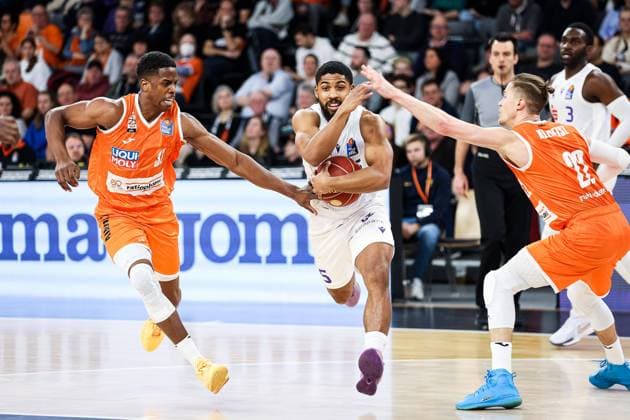Sport Themen der Woche KW10 Sport Bilder des Tages David DeJulius (BG Goettingen 05) vs Thomas Klepeisz (Ratiopharm Ulm 22) und Georginho De Paula (Ratiopharm Ulm 32) GER, Ratiopharm Ulm vs. BG Goettingen, 1.Basketball Bundesliga, 09.03.2024, 23. Spieltag, Saison 2023 24 GER, Ratiopharm Ulm vs. BG Goettingen, 1.Basketball Bundesliga, 09.03.2024, 23. Spieltag Neu Ulm *** David DeJulius BG Goettingen 05 vs Thomas Klepeisz Ratiopharm Ulm 22 and Georginho De Paula Ratiopharm Ulm 32 GER, Ratiopharm Ulm vs BG Goettingen, 1 Basketball Bundesliga, 09 03 2024, Matchday 23, Season 2023 24 GER, Ratiopharm Ulm vs BG Goettingen, 1 Basketball Bundesliga, 09 03 2024, Matchday 23 New Ulm Copyright: xEibner-Pressefoto RogerxBuerkex EP_RBE