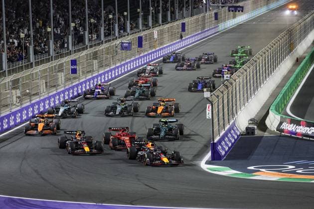 01 VERSTAPPEN Max (nld), Red Bull Racing RB20, 11 PEREZ Sergio (mex), Red Bull Racing RB20, 16 LECLERC Charles (mco), Scuderia Ferrari SF-24, action, start of the race, depart, during the Formula 1 STC Saudi Arabian Grand Prix 2024, 2nd round of the 2024 Formula One World Championship, WM, Weltmeisterschaft from March 7 to 9, 2024 on the Jeddah Corniche Circuit, in Jeddah, Saudi Arabia - F1 - SAUDI ARABIAN GRAND PRIX 2024 DPPI Panoramic  240309_R02_SAUDI_XB3_1001