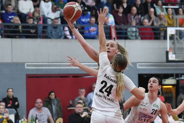 Basketball Damen 1. Bundesliga 22. Spieltag Herner TC - Saarlouis Royals am 09.03.2024 in der H2K Arena in Herne Monika Jasnowska ( Saarlouis ), hinten - Paige Robinson ( Herne ), vorne