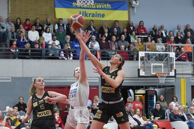 Basketball Damen 1. Bundesliga 22. Spieltag Herner TC - Saarlouis Royals am 09.03.2024 in der H2K Arena in Herne Monika Jasnowska ( Saarlouis ), links - Olga Trzeciak ( Herne ), mitte - Isabelle Nicole Spingola ( Saarlouis ), rechts