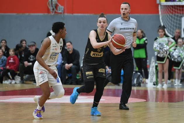 Basketball Damen 1. Bundesliga 22. Spieltag Herner TC - Saarlouis Royals am 09.03.2024 in der H2K Arena in Herne Tayler Mingo ( Herne ), links - Sanja Mandic ( Saarlouis ), rechts