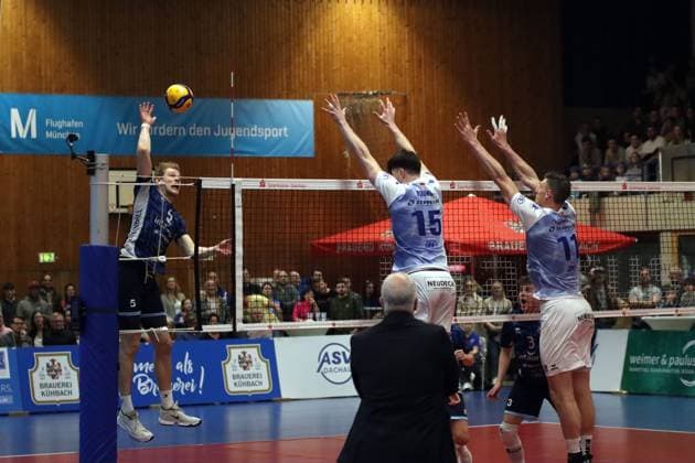 Volleyball Bundesliga Herren, ASV Dachau vs. VFB Friedrichshafen, 09.03.2024 Volleyball Bundesliga Herren, ASV Dachau (blau) vs. VFB Friedrichshafen (weiss), Hauptrunde, München, 09.03.2024 Bild: Angriff Simon Gallas ( 5, ASV Dachau) gegen Jackson George Young ( 15, VfB Friedrichshafen), Marcus Böhme ( 11, VfB Friedrichshafen) Copyright: xBEAUTIFULxSPORTS NilsxKoepkex