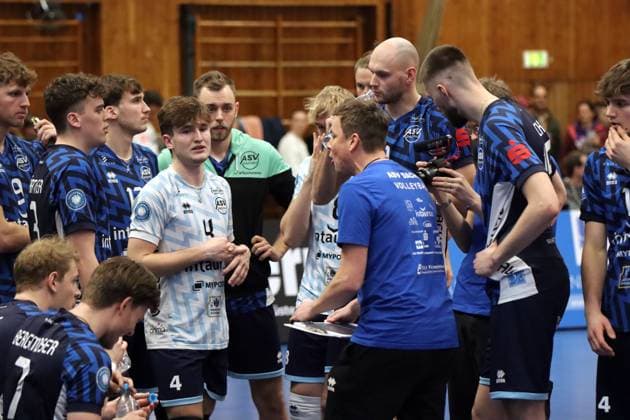 Volleyball Bundesliga Herren, ASV Dachau vs. VFB Friedrichshafen, 09.03.2024 Volleyball Bundesliga Herren, ASV Dachau (blau) vs. VFB Friedrichshafen (weiss), Hauptrunde, München, 09.03.2024 Bild: Auszeit ASV Dachau (blau) Copyright: xBEAUTIFULxSPORTS NilsxKoepkex