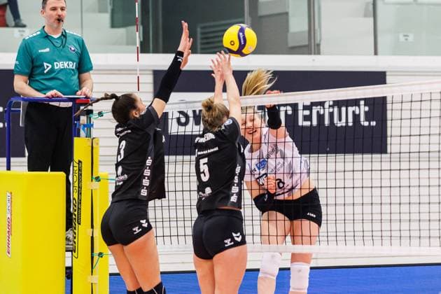 Sina Stöckmann (Schwarz-Weiss Erfurt, 8) mit einem Angriff gegen den Block von Carlotta Strube (Essen, 3) und Luzie Wiedeking (Essen, 5), 09.03.2024, Erfurt (Deutschland), Volleyball, 2. Bundesliga Frauen Pro, Schwarz-Weiss Erfurt - Allbau Volleys Essen