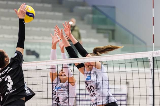 von links: Carlotta Strube (Essen, 3) mit einem Angriff gegen den Block von Silvie Pavlova (Schwarz-Weiss Erfurt, 4) und Pia Mohr (Schwarz-Weiss Erfurt, 10), 09.03.2024, Erfurt (Deutschland), Volleyball, 2. Bundesliga Frauen Pro, Schwarz-Weiss Erfurt - Allbau Volleys Essen