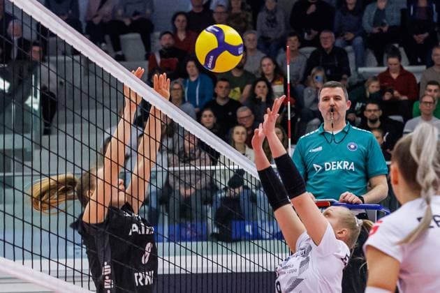 von links: Greta Antonia Rakow (Essen, 8) gegen Antonia Greskamp (Schwarz-Weiss Erfurt, 9), 09.03.2024, Erfurt (Deutschland), Volleyball, 2. Bundesliga Frauen Pro, Schwarz-Weiss Erfurt - Allbau Volleys Essen