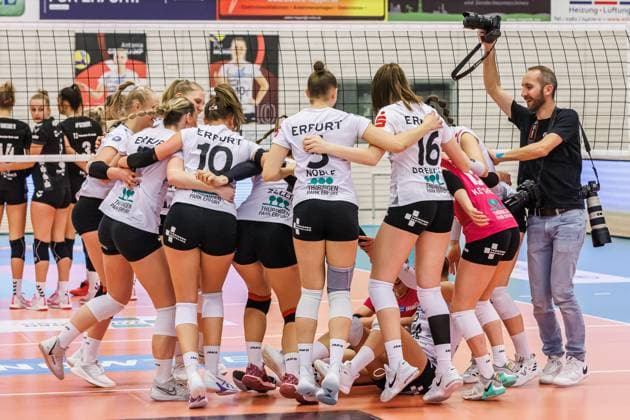 Jubel, celebration bei Schwarz-Weiss Erfurt über den Sieg und die vorzeitige Meisterschaft in der 2. Bundesliga Pro, 09.03.2024, Erfurt (Deutschland), Volleyball, 2. Bundesliga Frauen Pro, Schwarz-Weiss Erfurt - Allbau Volleys Essen