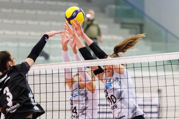 von links: Carlotta Strube (Essen, 3) mit einem Angriff gegen den Block von Silvie Pavlova (Schwarz-Weiss Erfurt, 4) und Pia Mohr (Schwarz-Weiss Erfurt, 10), 09.03.2024, Erfurt (Deutschland), Volleyball, 2. Bundesliga Frauen Pro, Schwarz-Weiss Erfurt - Allbau Volleys Essen