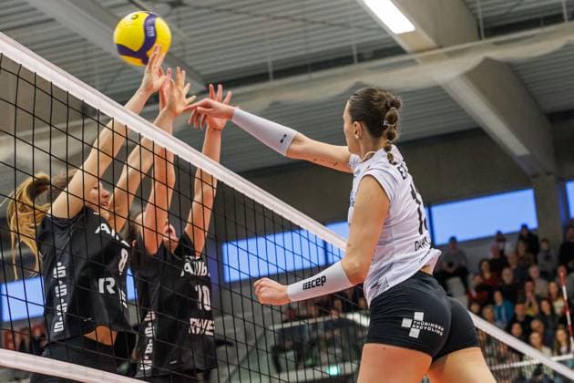 Lara Darowski (Schwarz-Weiss Erfurt, 13) gegen den Block von Greta Antonia Rakow (Essen, 8) und Sina Allzeit (Essen, 10), 09.03.2024, Erfurt (Deutschland), Volleyball, 2. Bundesliga Frauen Pro, Schwarz-Weiss Erfurt - Allbau Volleys Essen
