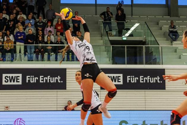 Antonia Greskamp (Schwarz-Weiss Erfurt, 9) beim Zuspiel, 09.03.2024, Erfurt (Deutschland), Volleyball, 2. Bundesliga Frauen Pro, Schwarz-Weiss Erfurt - Allbau Volleys Essen