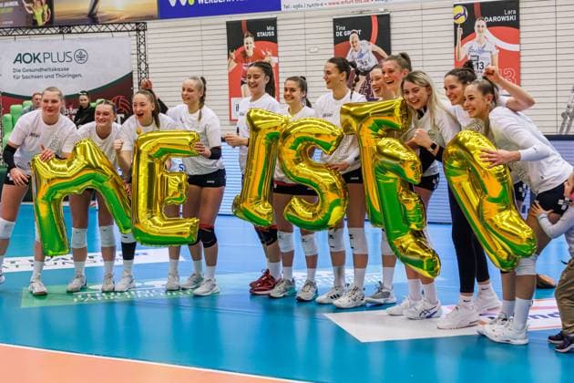 Jubel, celebration bei Schwarz-Weiss Erfurt über den Sieg und die vorzeitige Meisterschaft in der 2. Bundesliga Pro, 09.03.2024, Erfurt (Deutschland), Volleyball, 2. Bundesliga Frauen Pro, Schwarz-Weiss Erfurt - Allbau Volleys Essen