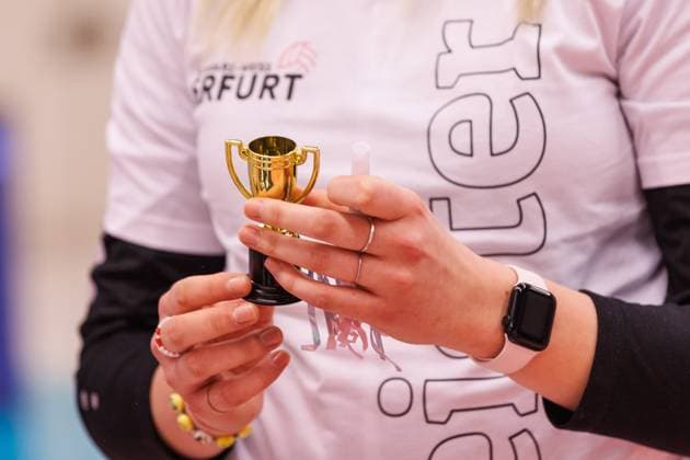 Tina De Groot (Schwarz-Weiss Erfurt, 12) mit einem Mini-Pokal für die Meisterschaft; Jubel, celebration, 09.03.2024, Erfurt (Deutschland), Volleyball, 2. Bundesliga Frauen Pro, Schwarz-Weiss Erfurt - Allbau Volleys Essen