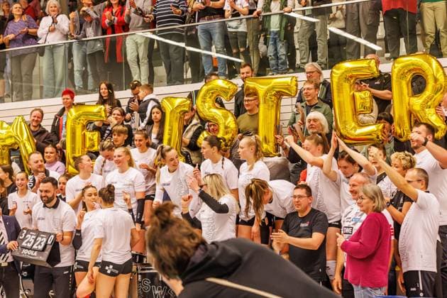 Jubel, celebration bei Schwarz-Weiss Erfurt über den Sieg und die vorzeitige Meisterschaft in der 2. Bundesliga Pro, 09.03.2024, Erfurt (Deutschland), Volleyball, 2. Bundesliga Frauen Pro, Schwarz-Weiss Erfurt - Allbau Volleys Essen