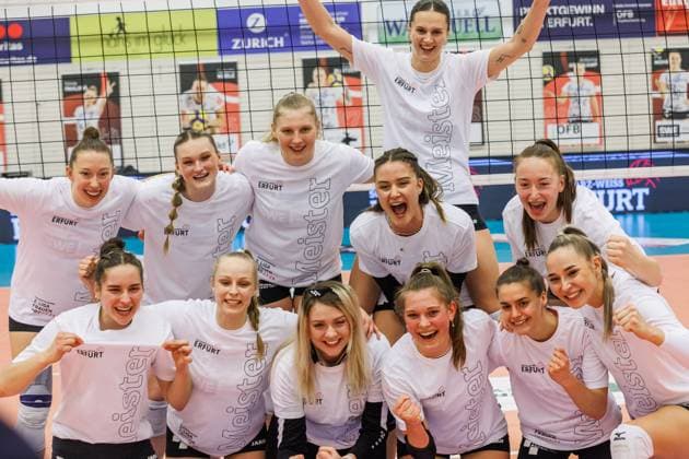 Jubel, celebration bei Schwarz-Weiss Erfurt über den Sieg und die vorzeitige Meisterschaft in der 2. Bundesliga Pro; Mannschaftsfoto, Aufstellung, team photo, 09.03.2024, Erfurt (Deutschland), Volleyball, 2. Bundesliga Frauen Pro, Schwarz-Weiss Erfurt - Allbau Volleys Essen